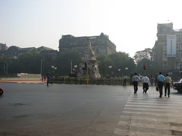 Flora Fountain with traffic
